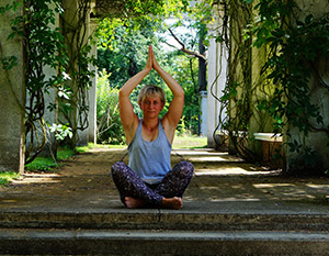 bild-zeigt-yoga-uebung-schneidersitz-parsva-sukhasana-gezeigt-von-daniela-noack
